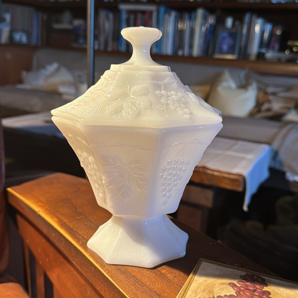 1960-80 Anchor Hocking Vintage Milk Glass Stippled Candy Dish & Lid Grape Vines